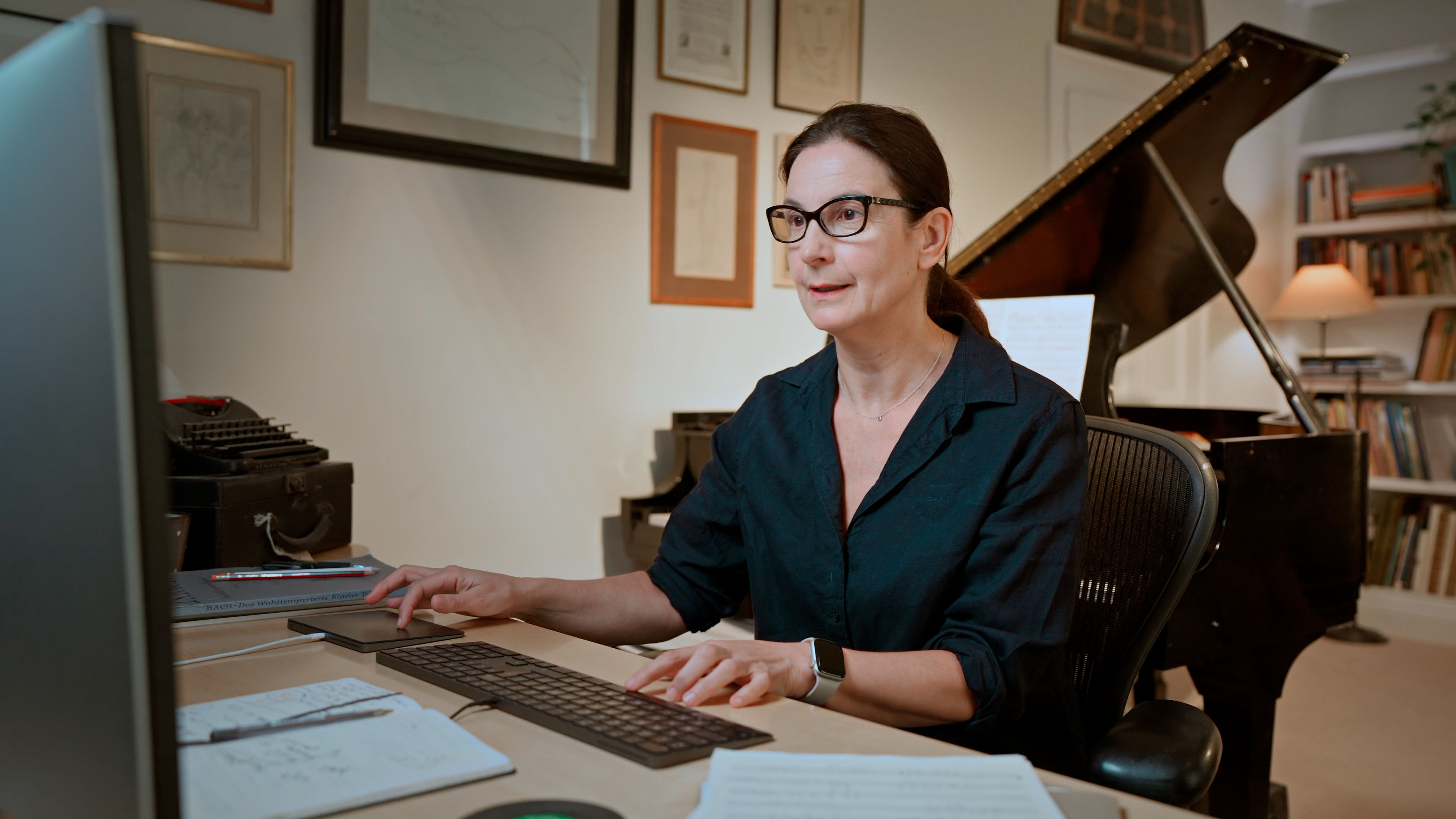 7M40 Dawsey Reads Letter